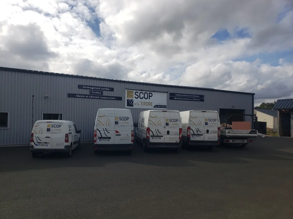 Batiment de l'entreprise scop de l'erdre, menuisiers et charpentier à les Touches