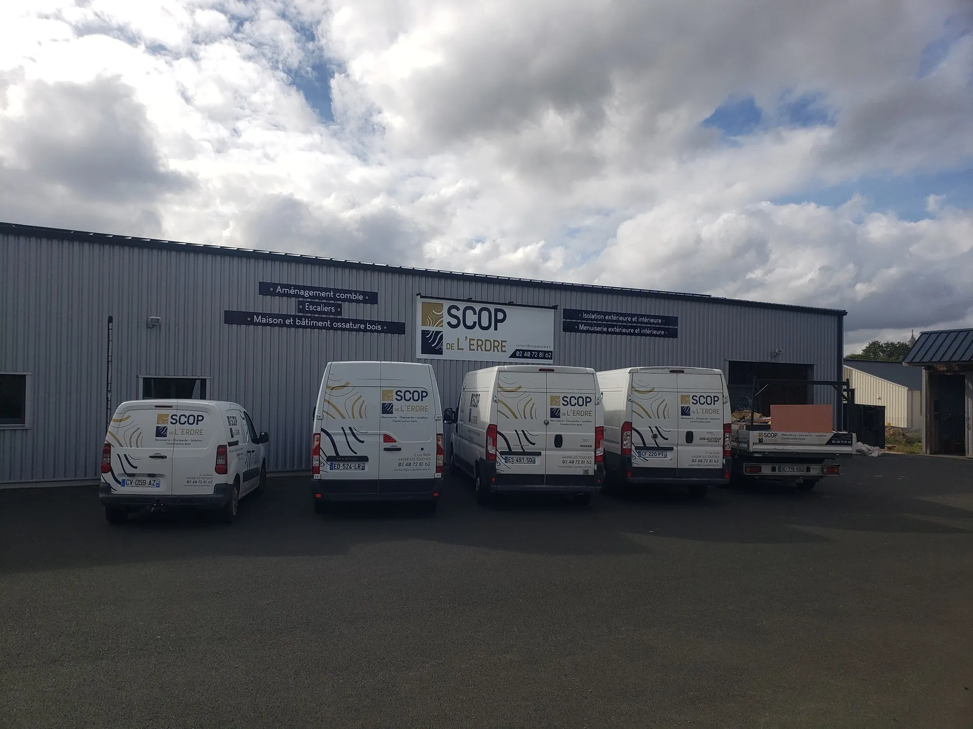 Batiment de l'entreprise scop de l'erdre, menuisiers et charpentier à les Touches